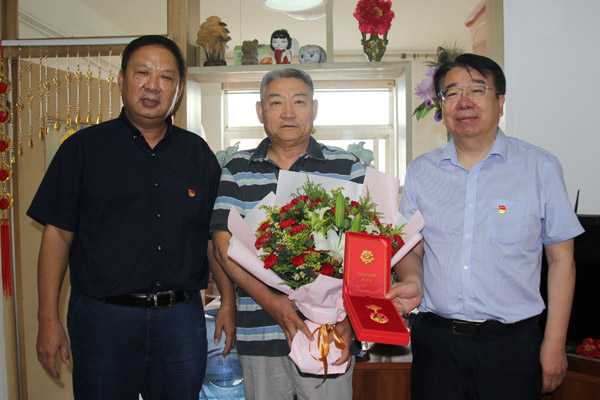 04山东局领导班子成员走访慰问老党员并颁发“光荣在党50年”纪念章