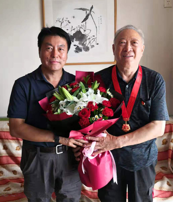 王铁良走访慰问杜岗荣并颁发“光荣在党50年”纪念章