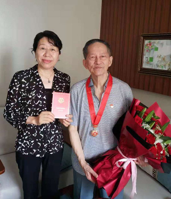 王飞鹃走访慰问杨尔煦并颁发“光荣在党50年”纪念章